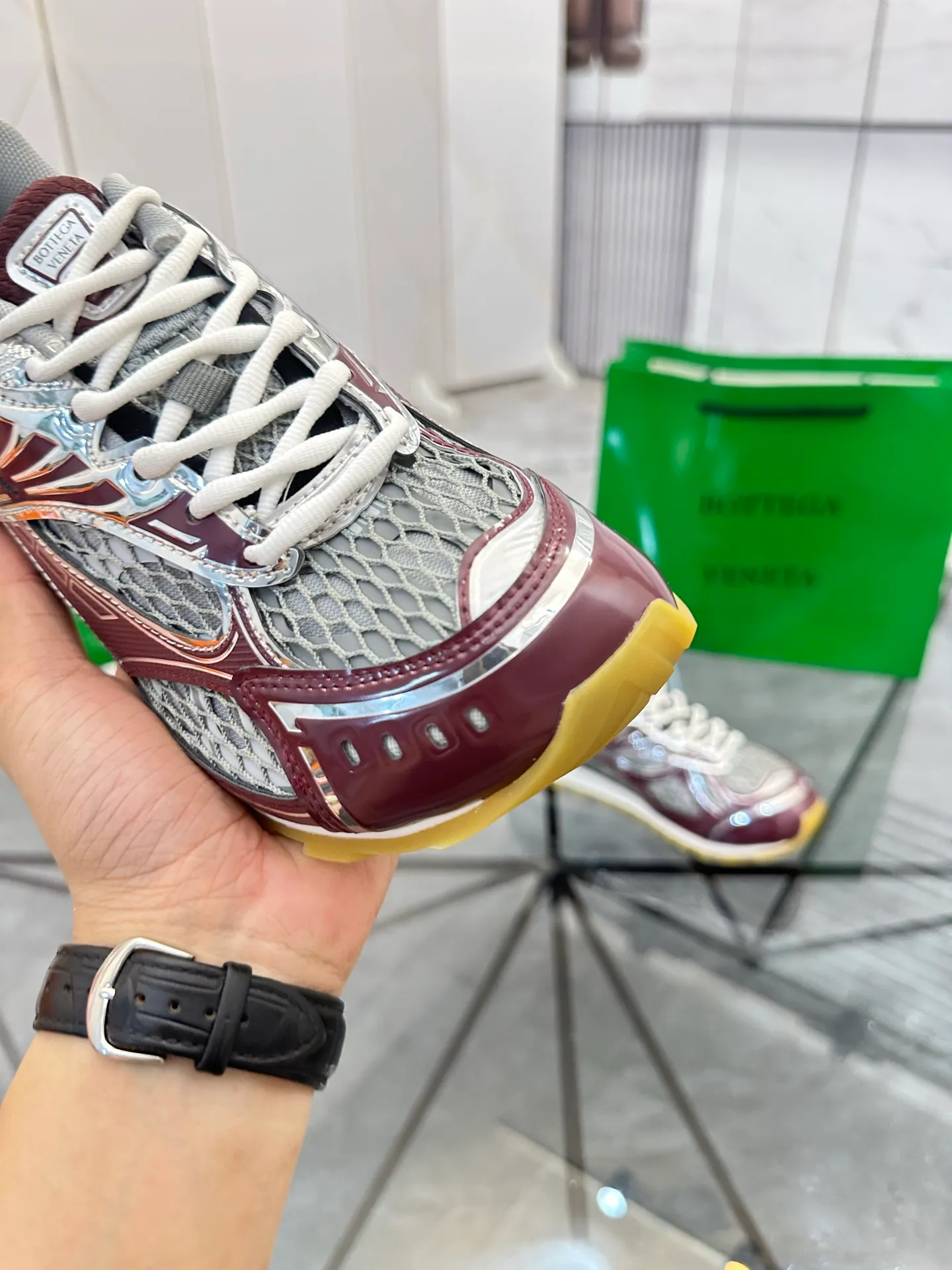 Factory men's shoes 💰: 620💰 (top version) BV Orbit sneakers Wang Yibo's same style couple's dad shoes Runner sneakers, made of lightweight technical mesh fabric. Matched with geometric pattern designed rubber outsole Wang Zha series high version Look for the package craftsmanship The actual height is much higher, but the legs are still slim. Very nice and playable and durable Matching to the standard 💯 Package shoe technology Look for the high version The outsole is made of color-blocked TPU outsole Women's model 35 36 37 38 39 40 41 (40 41 customized) Men's model 38 39 40 41 42 43 44 45. (Customized size 38 45.46) No. H345